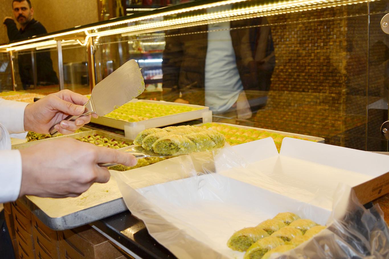 Diyarbakır'da baklava üreticileri yeşil fıstık fiyatların yüksekliğinden şikayet ederek, karabosacılık yapanlara tepki gösterdiler. 